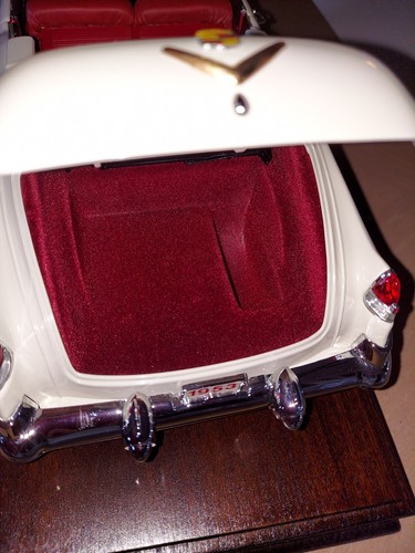 Danbury Mint 1953 Cadillac Eldorado 1:16 Scale with Wood Base and Box - Picture 9 of 10
