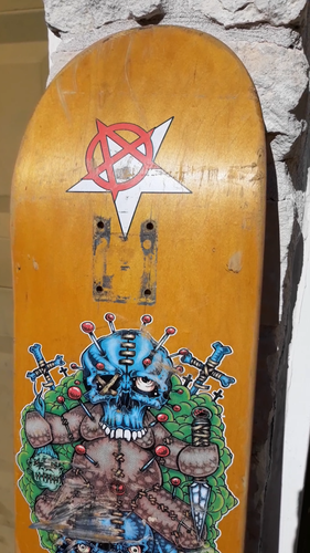 Poupée Craig Johnson Embassy Voodoo 2014 planche à roulettes occasion accroche superbe Alva USA - Vidéo 1 sur 1