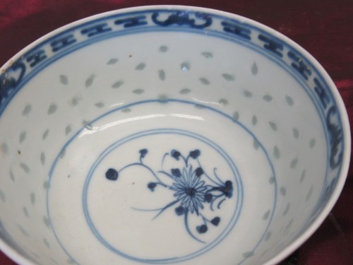 2 Antique signed porcelain Chinese blue & 4.5" white rice bowls w/ bases - Picture 4 of 10