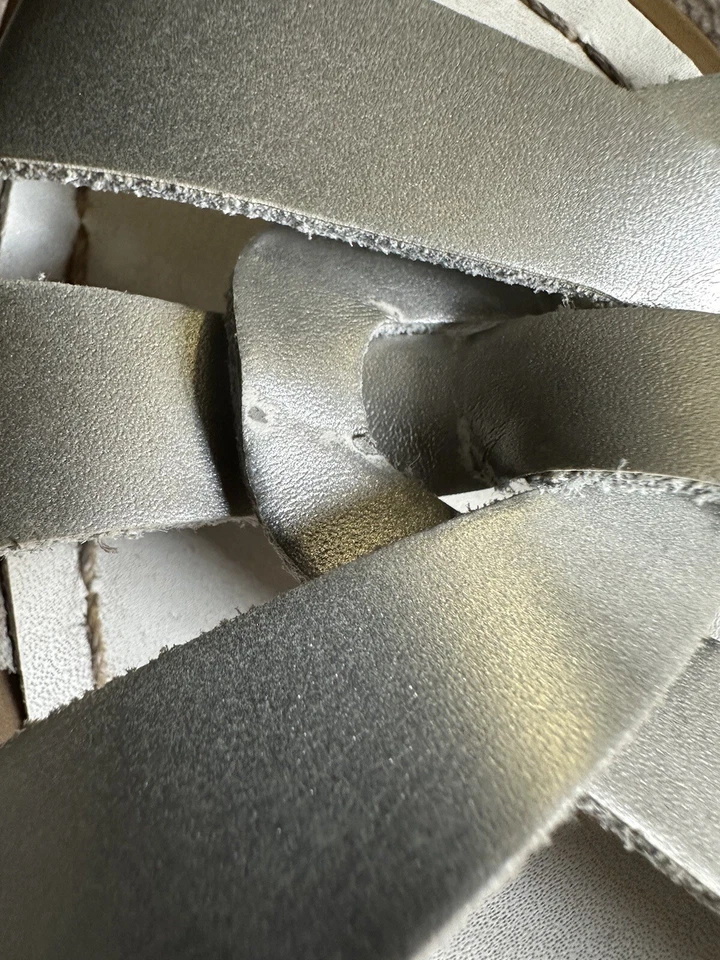 Hoy SANDALIAS AGUA SALADA Niños Grandes PLATEADAS Sandalia Talla 4 Usadas Par Buen Estado Foto 4 de 4