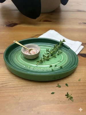 Le Creuset Stoneware Oval Spoon Rest - Bamboo Green - Brand New with Tag - Imagen 1 de 4