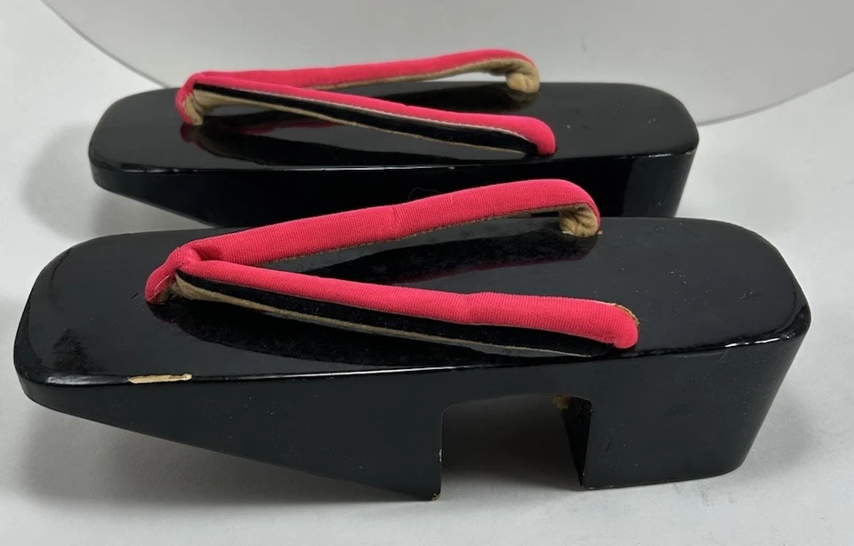 Sandalias altas Geta vintage para mujer pantuflas laca negra madera correas rojas japonesas Foto 2 de 4