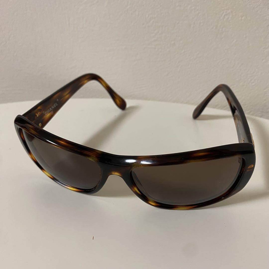 CHANEL Coco Mark Tortoiseshell Sunglasses with Gold Metal Trim Brown