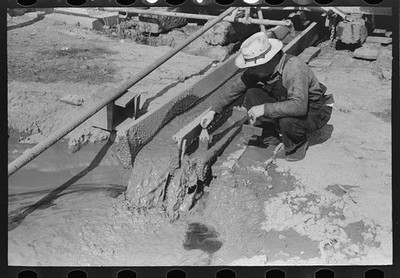 Photo:Seminole Oklahoma 1939 Mud from Drill Pipe Oil Field Worker