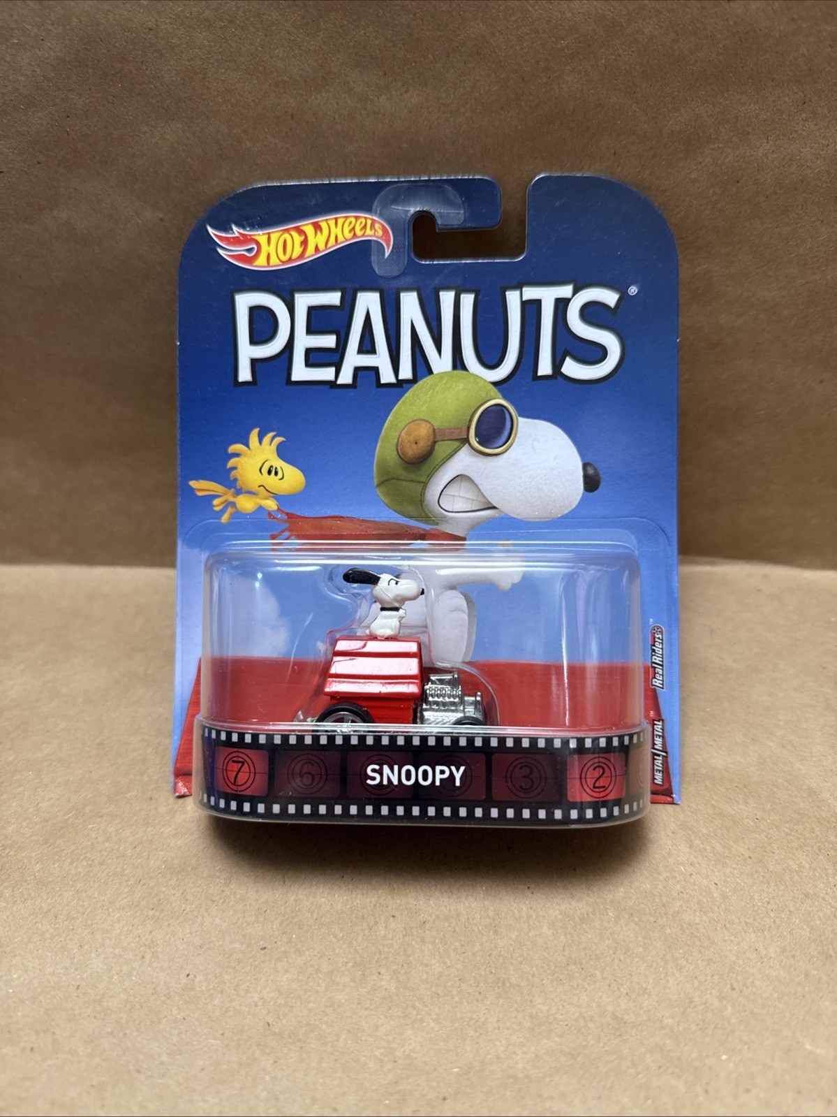 Hot Wheels 2017 Retro Entertainment Peanuts - Snoopy Dog House - Red DWJ89
