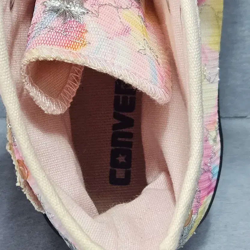 Converse Chuck Taylor High Top Sneakers - Silver Star, Size 260 thumbnail 2