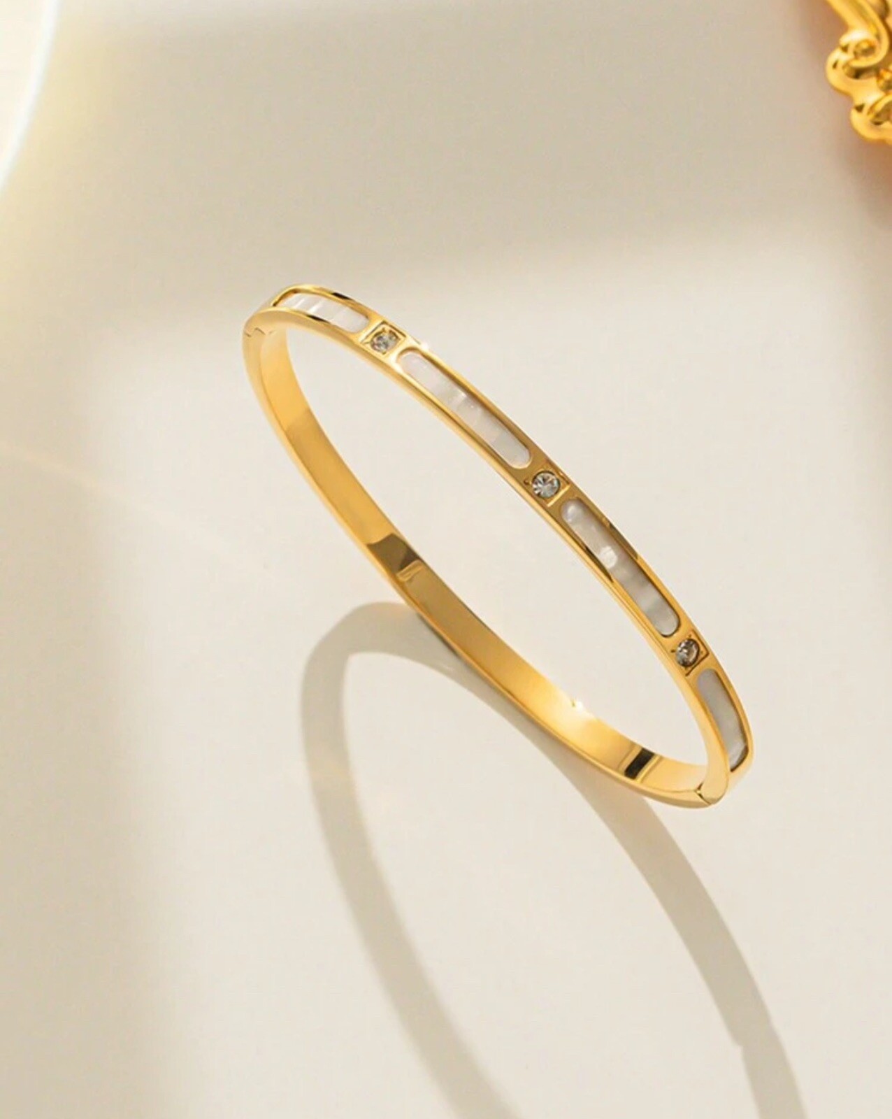 Bracelet fin femme en acier doré et pierre blanche, cadeau idéal de mariage