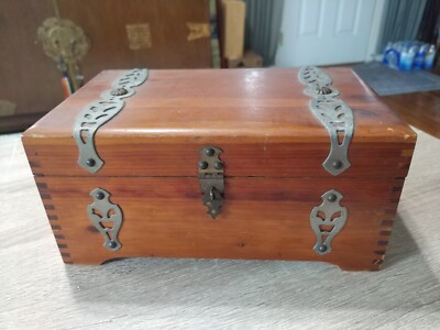Vintage 1930s McGraw Box Co. cedar Wood dovetail chest