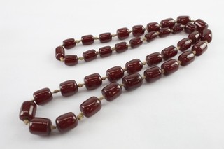 Collana in bachelite ciliegia perline a botte annodate singolarmente graduate