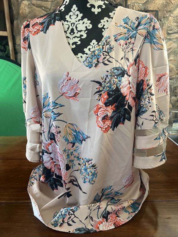 Beautiful Women’s Floral Blouse Large