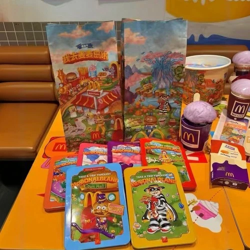 SPEDIZIONE IL GIORNO SUCCESSIVO! Lattine Happy Meal per adulti McDonald's The McDonaldLand 2025! - Foto 14 di 16