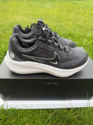 Nike Zoom Winflo 8 Shield Damen Laufschuhe Schwarz/Grau EU 36,5 DC3730-001