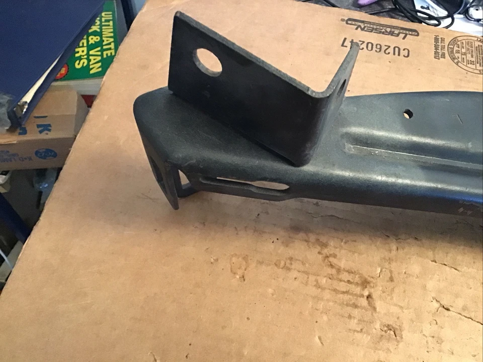 Soporte de parachoques Ford Thunderbird 1970 nuevo en stock Foto 4 de 4