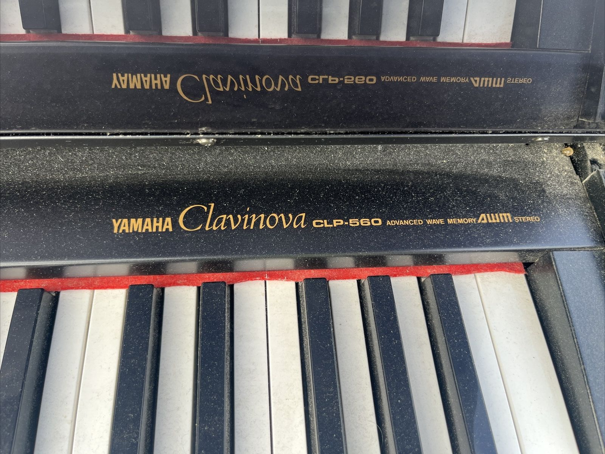 Yamaha CLP-560 Yamaha Clavinova 88-Key Digital Piano with Yamaha CLP-560 Yamaha Clavinova 88-Key Digital Piano with