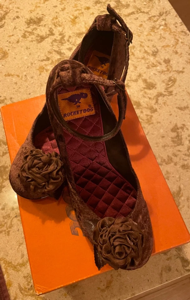 ROCKET DOG Chocolate Brown Velvet Pumps 2 3/4" Heel, 8 M - Image 2 of 4