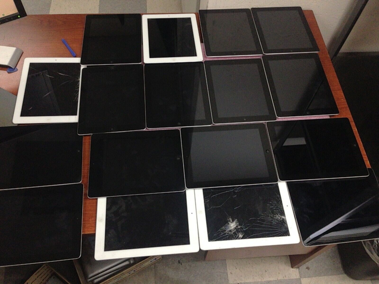 Lot of Over item handling 17 A1395 Apple iPads 32GB For AP810 16GB Read Minneapolis Mall Parts