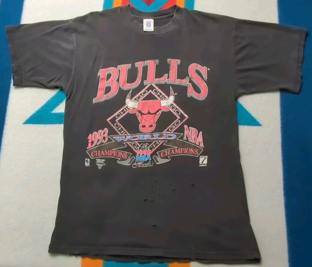 Vintage 1993 Chicago Bulls 3-Peat Championship Distressed Shirt Size Large Jordan Era