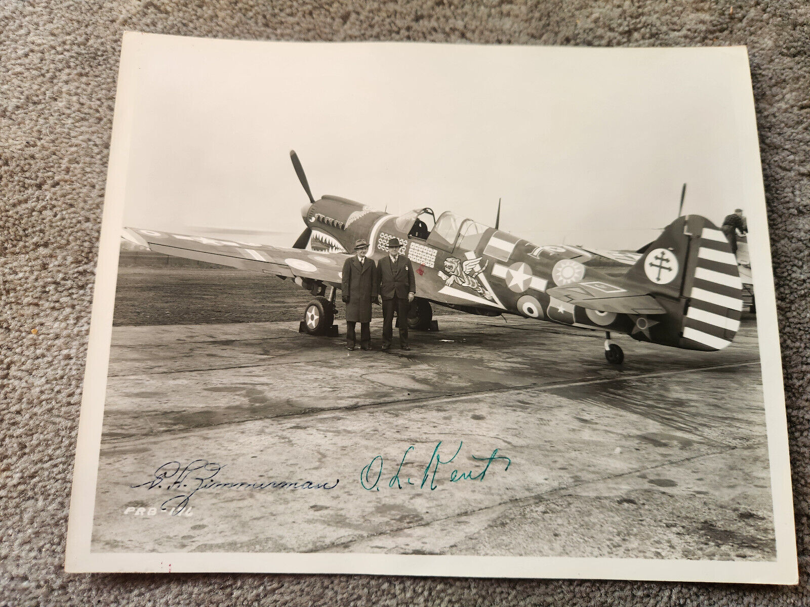 1944 SIGNED 8" x 10" PHOTO OF CURTIS P-40 FIGHTER PLANE WITH UNIQUE MARKINGS