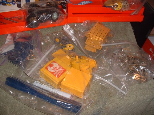 LARGE BUNDLE MIXED VINTAGE MECCANO PARTS NUTS BOLTS TIRES CONSTRUCTION BOOKLETS - Picture 2 of 14