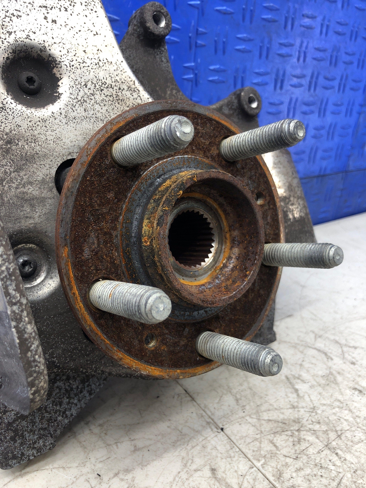 2006-2018 ASTON MARTIN VANTAGE V8 REAR RIGHT SPINDLE KNUCKLE WHEEL BEARING HUB