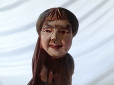 Alte Holzfigur Figur aus Holz ein Mann mit Regenschirm und Aktentasche 