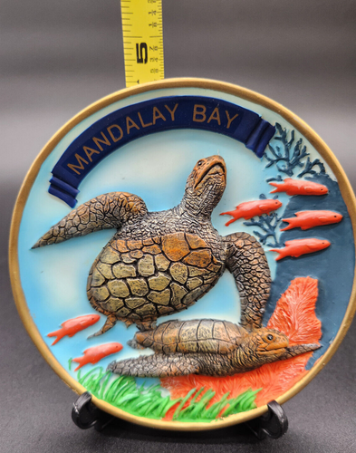 Plato Decorativo Tortugas Marinas con Soporte Repujado Mandalay Bay NUEVO Caja Abierta - Imagen 4 de 8