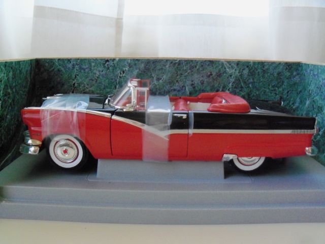 1:18 Ertl Ford Fairlane Sunliner '56 Convertible orange or red NIB