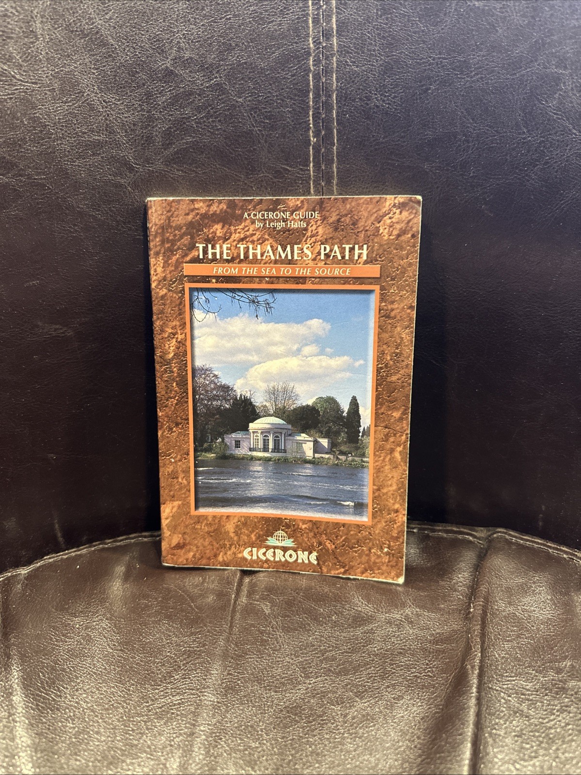 The Thames Path : From the Sea to the Source Paperback Leigh Hatt