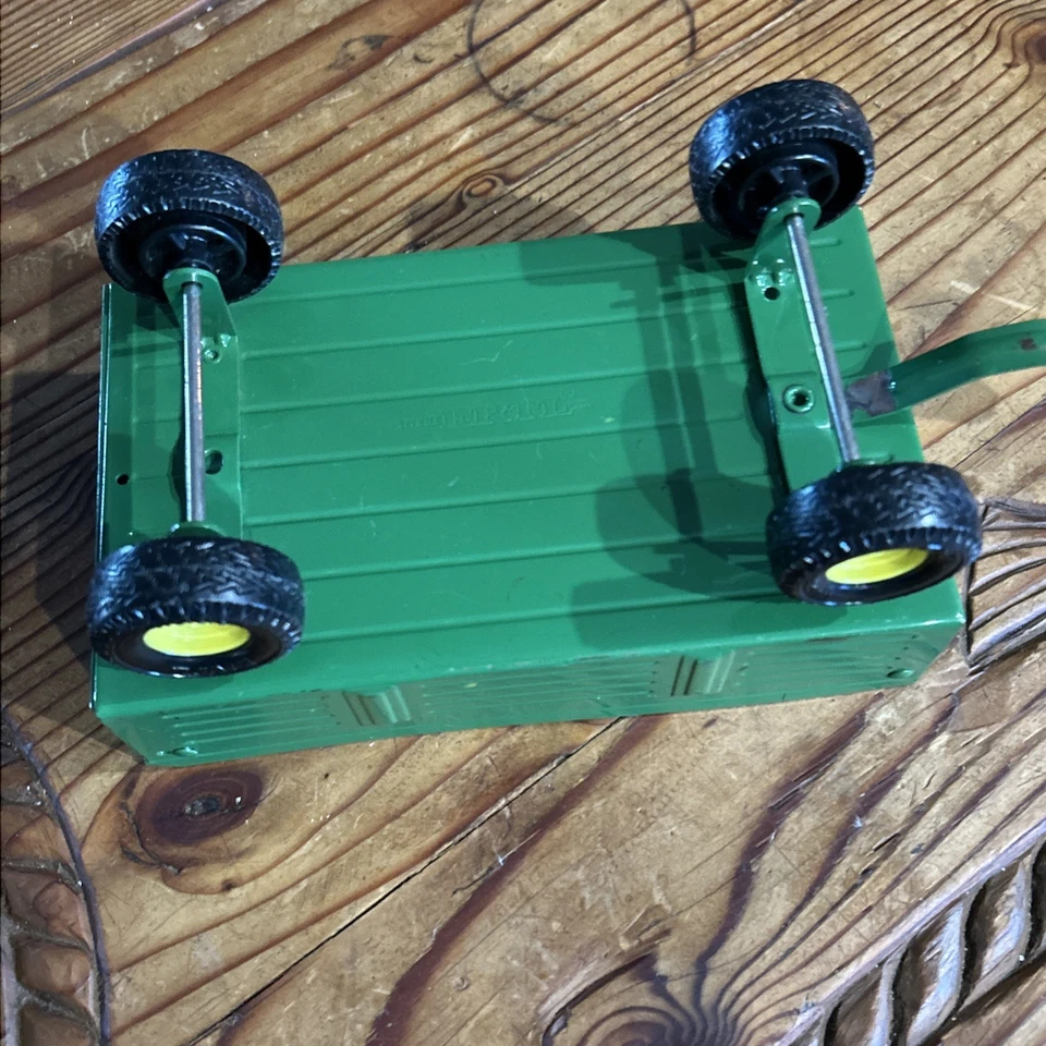 Vagón utilitario de granja de acero prensado juguete verde ERTL JOHN DEERE de colección de los años 70/80  Foto 4 de 4