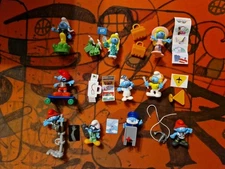 THE SMURFS IN THE CITY 2018 Kinder Sureprice COMPLETE SET 10 FIGURES + PAPERS