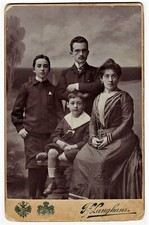 ATTRACTIVE FAMILY : PRAGUE, CZECHOSLOVAKIA : PORTRAIT BY LANGHANS : CABINET CAR