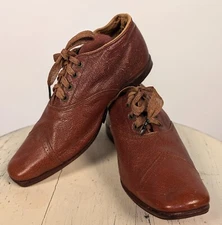 VICTORIAN 19TH C BOY’S SQUARE TOED BROWN LEATHER SHOES