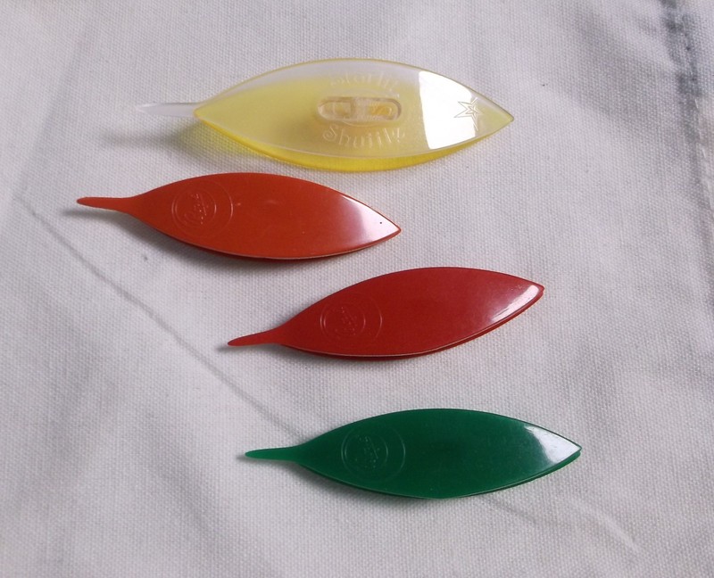 4 Plastic Tatting Shuttles Boye & Starlit