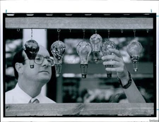1991 Photo Jim Hollaway Admires Glass Balloons By Michael Wiegand Art 8X10