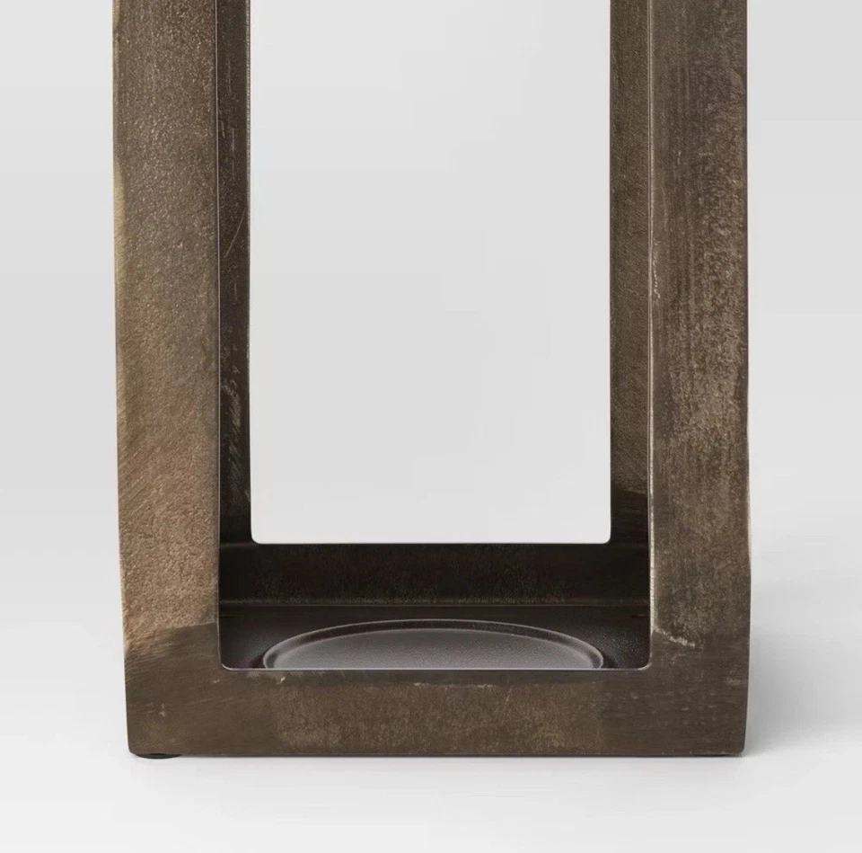 Candelabros linterna de aluminio fundido con pilar de 29"x9" dorado - Threshold Studio McGee Foto 4 de 4