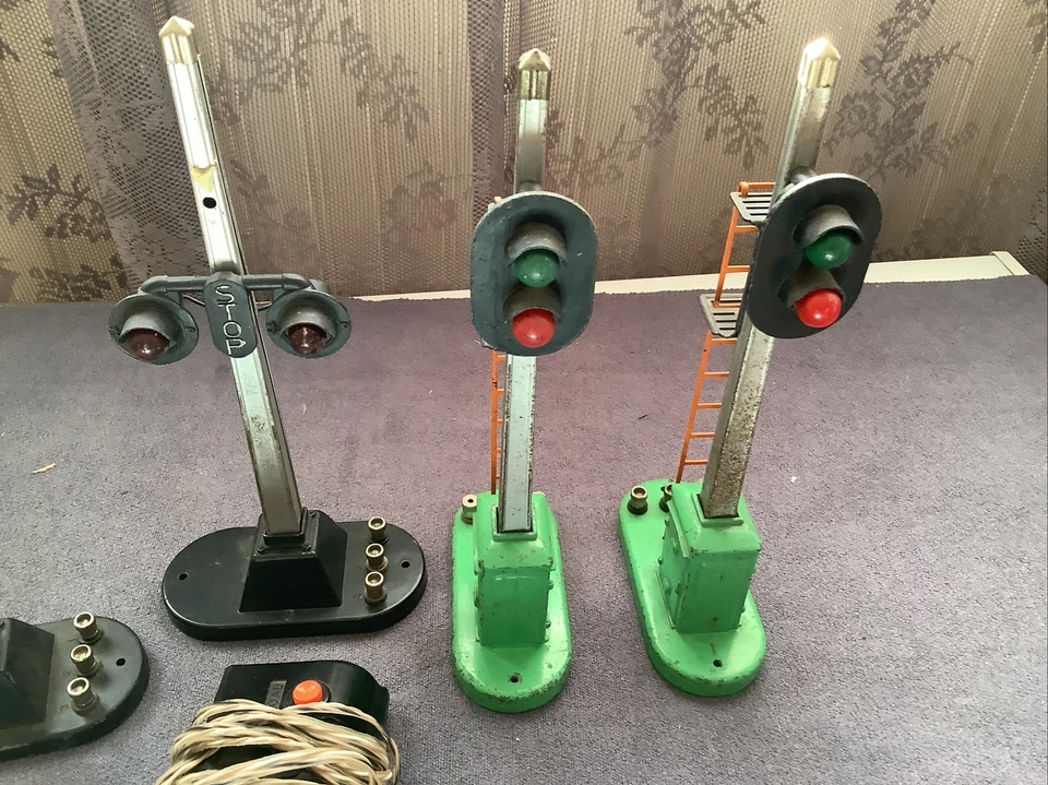 Vintage O Scale Lionel Signal Lights Used Tested Need Some Bulbs And A Switch  - Image 4 of 4