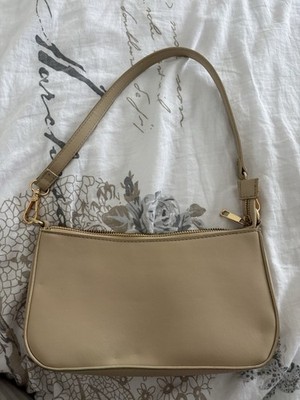 New Yorker Schultertasche In Beige mit Goldem Detail Getragen Guter Zustand