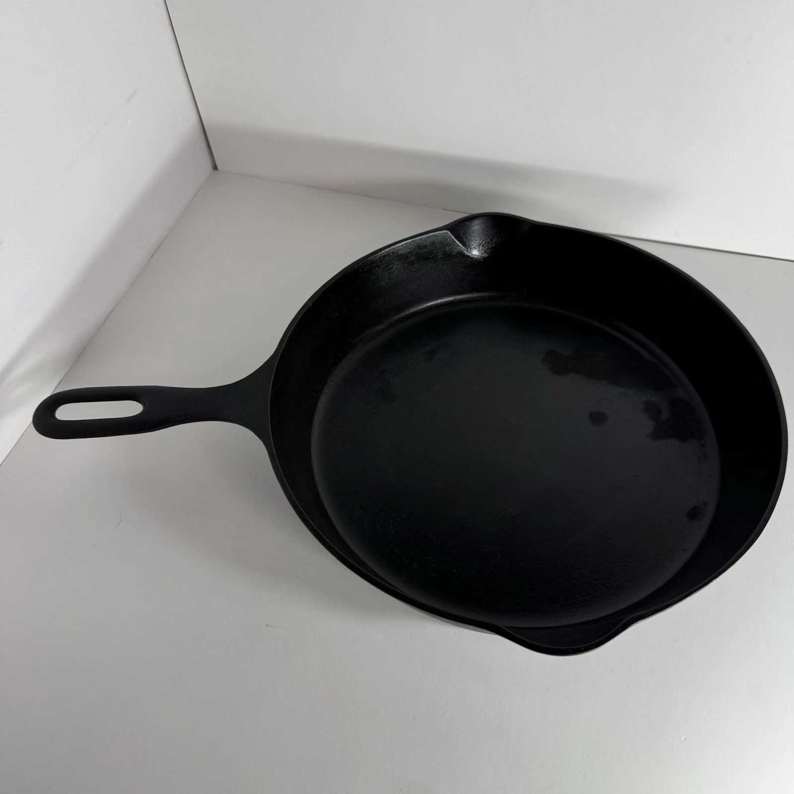 Griswold Iron Mountain #8 1033B Cast Iron Skillet Sits Flat 10.5 In Double Spout