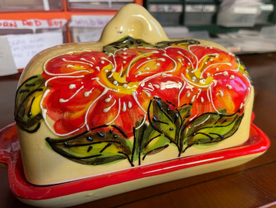 Sehr guter Zustand Studiokeramik Butter Käse Schale & Deckel rot gelb Frigiliana Malaga Spanien