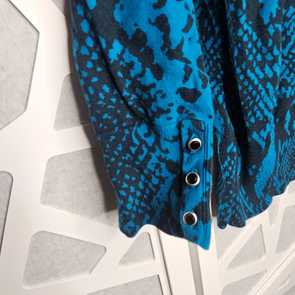 Cárdigan suéter Express con botones azul y negro estampado de serpiente manga 3/4 grande Foto 3 de 4