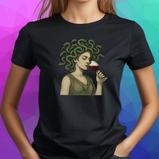 T-Shirt Medusa trinkt Wein – Mythologie trifft Genuss, Funshirt, Geschenkidee