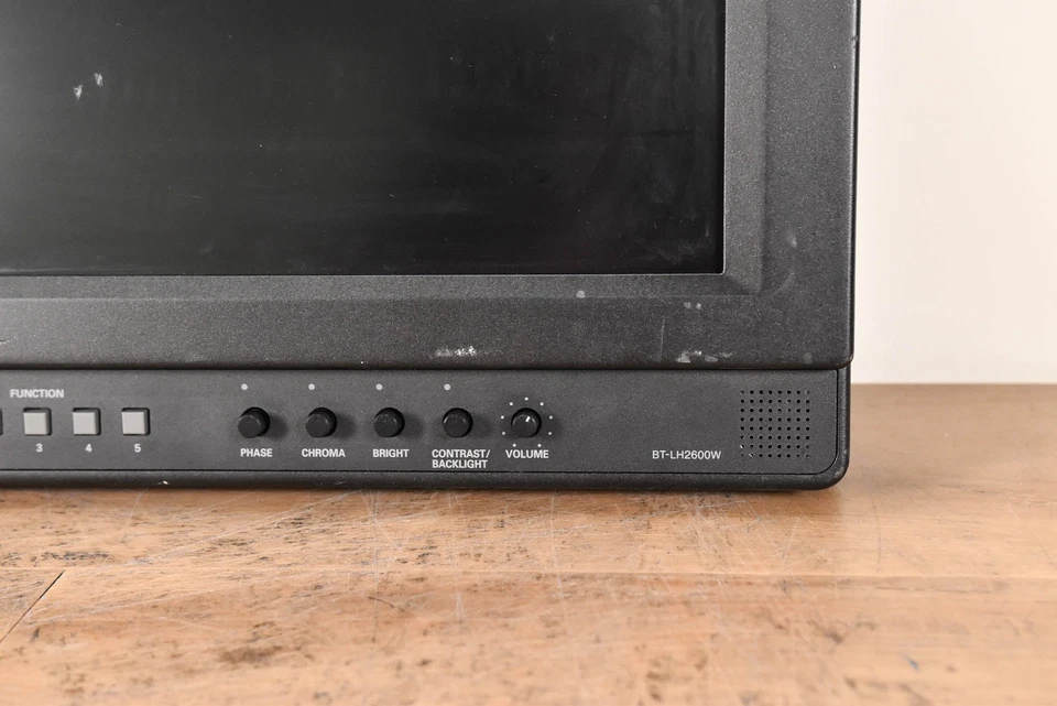 Panasonic BT-LH2600WP 26" Widescreen HD/SD LCD Monitor CG00YV2 - Image 2 of 4