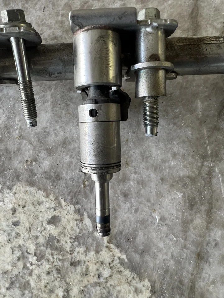 Juego de inyectores de combustible con riel de 14-17 Land Rover LR2 2.0 Discover Sport Foto 2 de 4