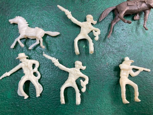 Verschiedene Cowboys & Indianer Spielfiguren Marx Stil Tipis Pferde Bogen Muskete - Bild 4 von 7
