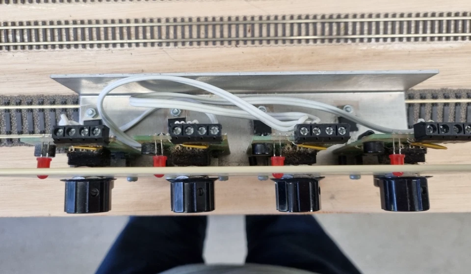 Gaugemaster Series UQ TRUE FOUR TRACK Analogue DC Controller - 16v AC to 12v DC - Image 2 of 3