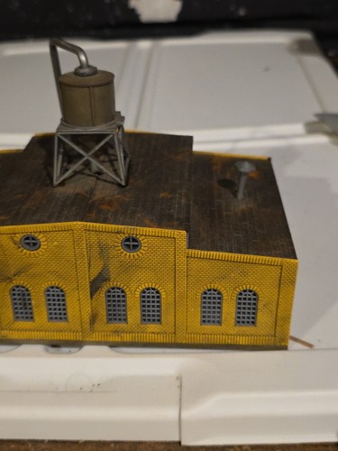 HO Scale Yellow Brick Factory Warehouse Rooftop Details Fully Assembled - Picture 8 of 10
