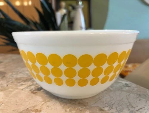 Vintage Pyrex Yellow Polka Dot 1.5 QT Nesting Mixing Bowl 402 Retro 1967
