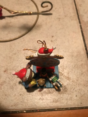 LUSTRE FAME/NON ENESCO CHRISTMAS ORNAMENT:BEARCHRISTMAS LUCKY WHEEL OF GIFTS NEW - Picture 6 of 7