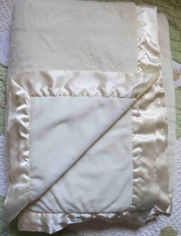 Manta Little Giraffe at Home blanca marfil esponjosa con borde satinado usada en excelente estado hermosa Foto 3 de 4