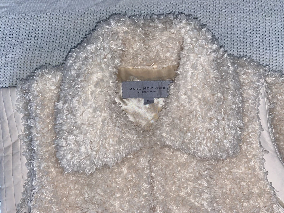 Hermoso chaleco de piel sintética Marc New York Andrew Marc color blanco/crema para mujer XL  Foto 3 de 4